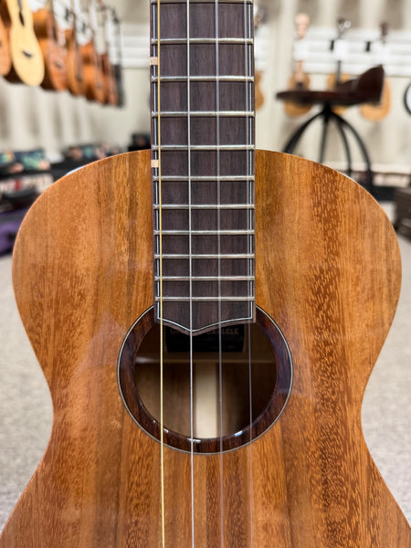 Oli L1-BA Solid Acacia Baritone Ukulele w/Case