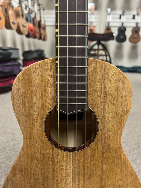 Oli L1-BMG Solid Mango Baritone Ukulele w/Case
