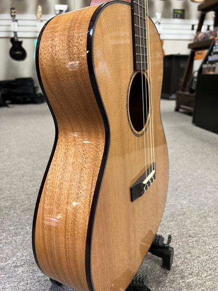 Pono BN4-1 Solid Cedar/Acacia Large Body Baritone Nui Ukulele w/Case