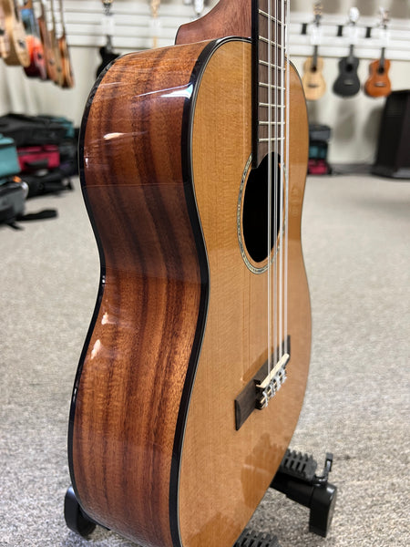 KALA KA-SCAC-B8 Solid Cedar Top/Acacia 8 String Baritone Ukulele