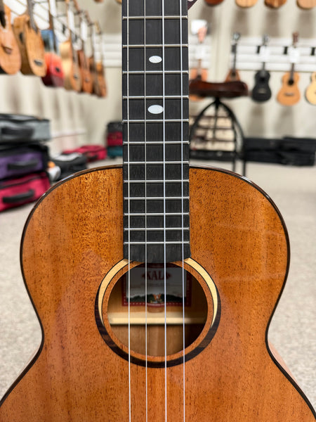 KALA KA-CT-SMH-BG Solid Mahogany Baritone Ukulele w/Case - Contour Series
