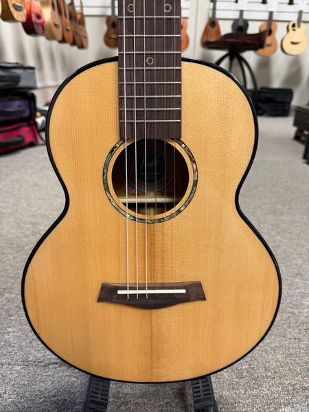 Flight GUT-850 Guitarlele w/Case - Solid Spruce/Acacia Guitalele