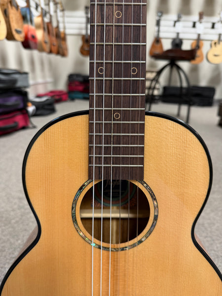 Flight GUT-850 Guitarlele w/Case - Solid Spruce/Acacia Guitalele