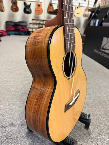 Flight GUT-850 Guitarlele w/Case - Solid Spruce/Acacia Guitalele