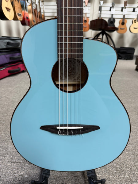 aNueNue Nino 520SB Solid Spruce/Mahogany 6 String Baritone Ukulele/Mini Guitar w/Case - Summer Blue