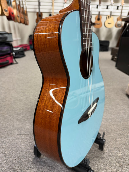 aNueNue Nino 520SB Solid Spruce/Mahogany 6 String Baritone Ukulele/Mini Guitar w/Case - Summer Blue