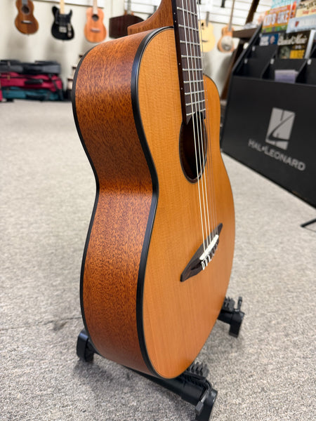 aNueNue Nino 520AC Solid Cedar/Mahogany 6 String Baritone Ukulele/Mini Guitar w/Case