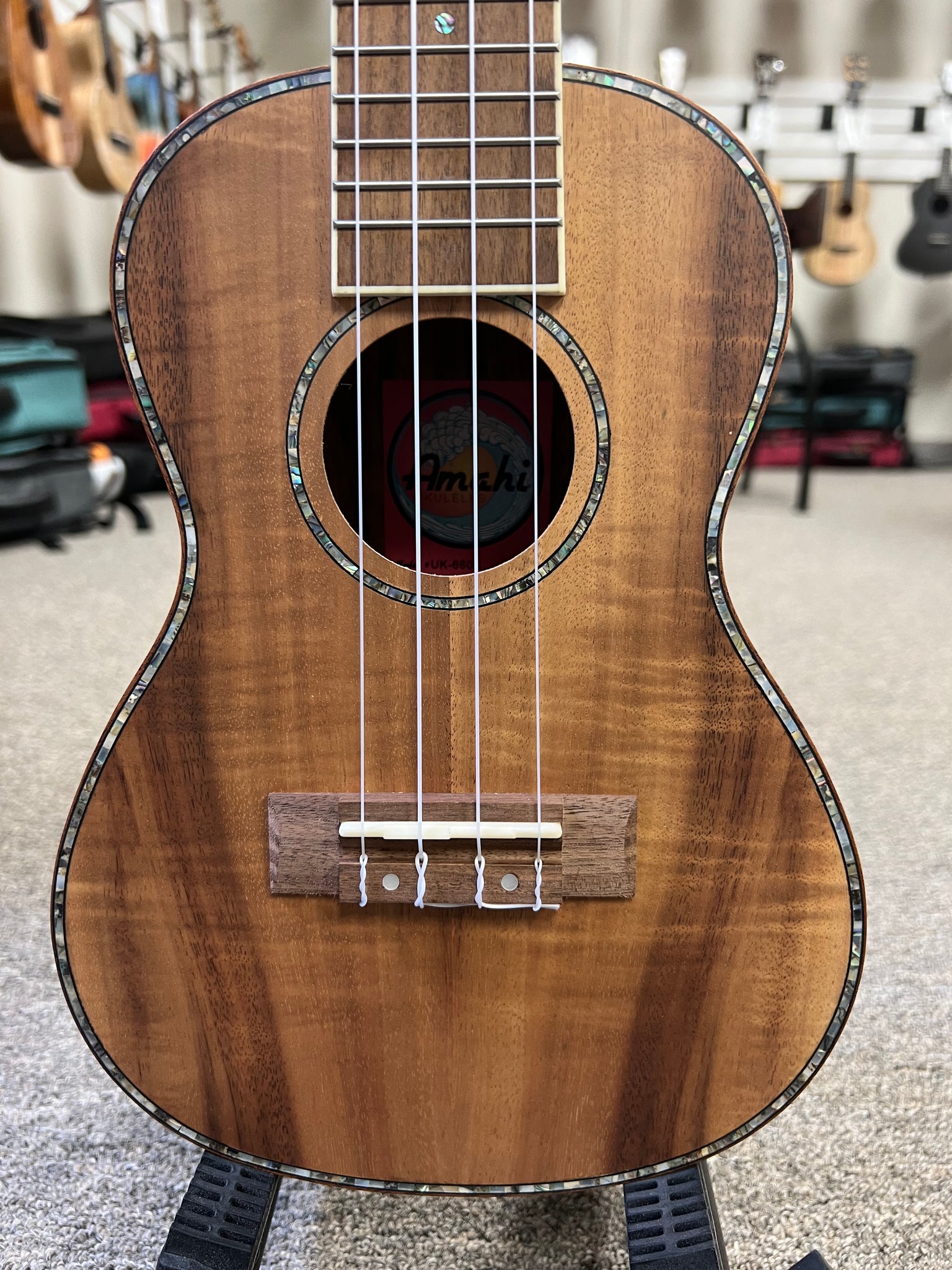 AMAHI UK660C Concert Ukulele w/Case - Koa Wood - UK-660C