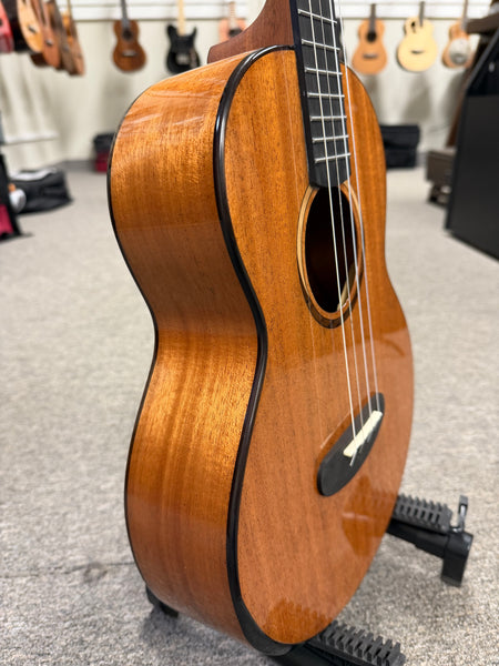 KALA KA-CT-SMH-BG Solid Mahogany Baritone Ukulele w/Case - Contour Series
