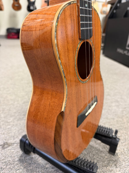 Makaio MMT-20 Solid Mahogany Tenor Ukulele w/Case - B Stock