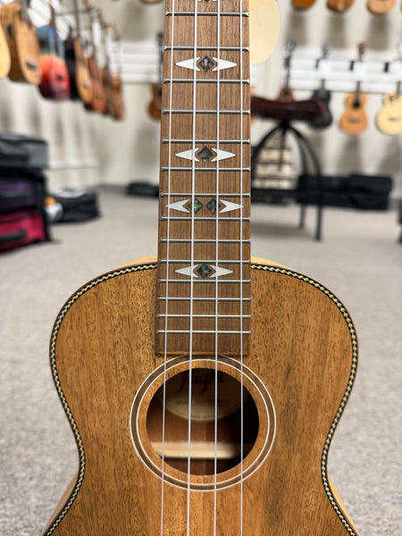 Flight DUC450 Mango Concert Ukulele w/Case
