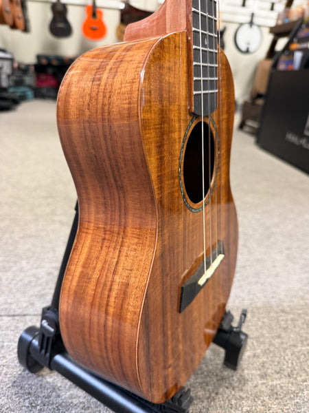 Makaio MKT-10E  Koa Tenor Electric Ukulele w/Case