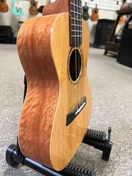 Makaio MSMC-10 Spalted Mango Concert Ukulele w/Case