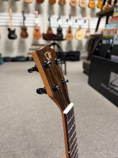 Oli X1-SMG Solid Mango Soprano Ukulele w/Case