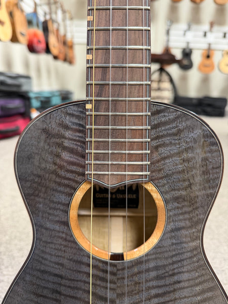 Oli L1SP-TMG-BK Solid Mango Tenor Ukulele w/Case - Black