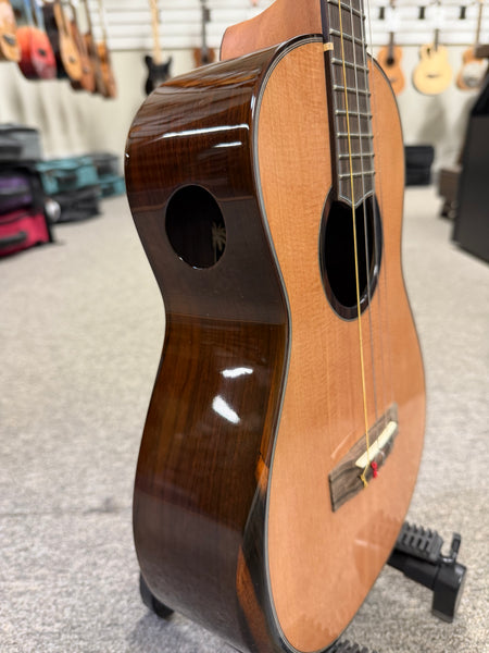 Oli L2-BCR Solid Cedar/Rosewood Baritone Ukulele w/Case