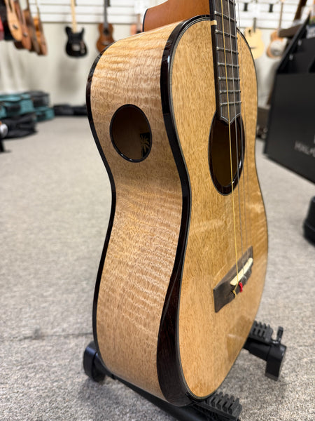 Oli L2-BMG Solid Mango Baritone Ukulele w/Case