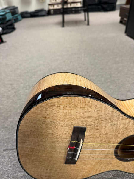 Oli L2-BMG Solid Mango Baritone Ukulele w/Case