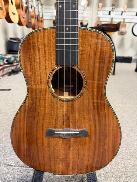 Makaio MKB-20E Solid Koa Electric Baritone Ukulele w/Case - Comfort Contour Armrest