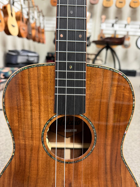 Makaio MKB-20E Solid Koa Electric Baritone Ukulele w/Case - Comfort Contour Armrest