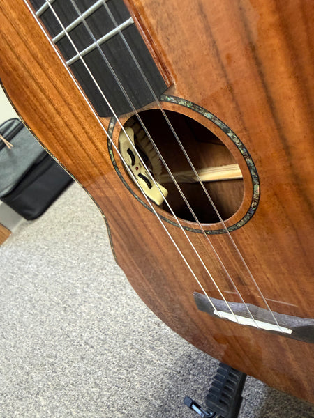 Makaio MKB-20E Solid Koa Electric Baritone Ukulele w/Case - Comfort Contour Armrest