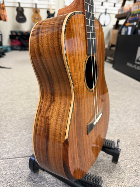 Makaio MKB-20E Solid Koa Electric Baritone Ukulele w/Case - Comfort Contour Armrest