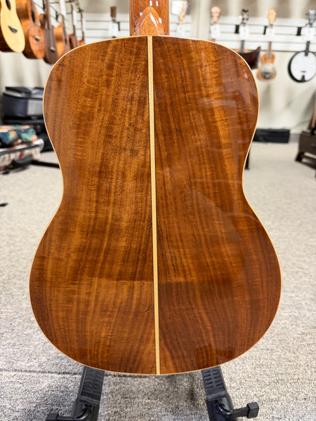 Makaio MKB-20E Solid Koa Electric Baritone Ukulele w/Case - Comfort Contour Armrest