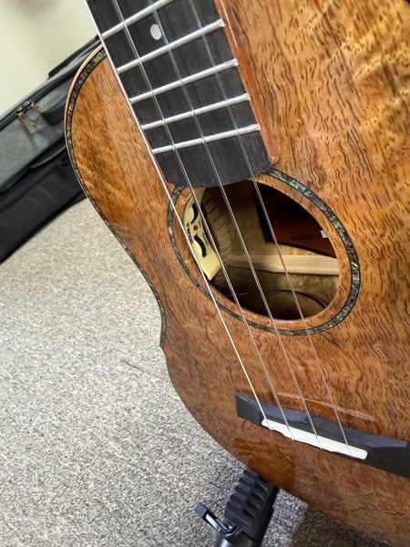 Makaio MSMT-20E Solid Spalted Mango Tenor Ukulele w/Case #2 - Rosewood Comfort Armrest