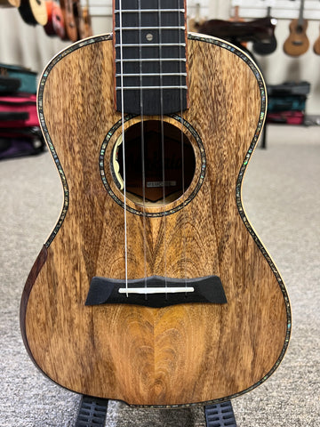 Makaio MSMC-20E Solid Spalted Mango Electric Concert Ukulele w/Case - Rosewood Comfort Armrest