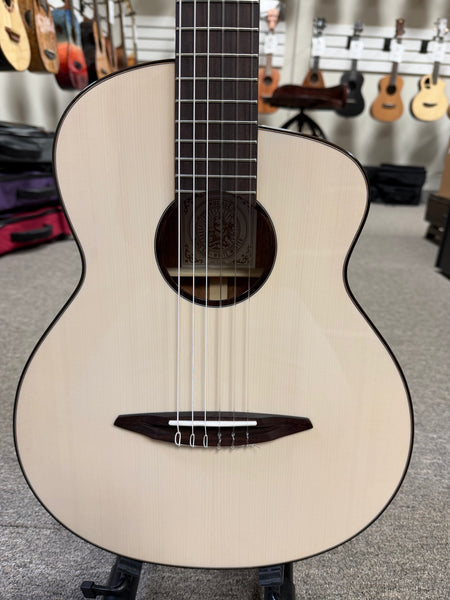 aNueNue Nino N520WW Solid Cedar/Mahogany 6 String Baritone Ukulele/Mini Guitar w/Case - Winter White