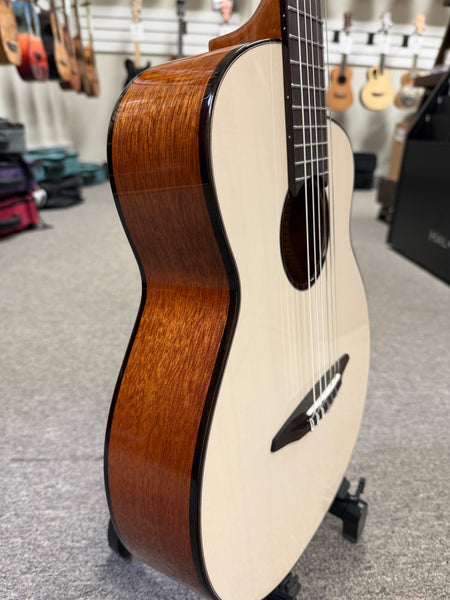 aNueNue Nino N520WW Solid Cedar/Mahogany 6 String Baritone Ukulele/Mini Guitar w/Case - Winter White