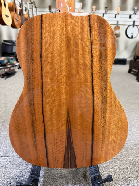 Makaio MSMBXS-10E Large Body Steel String Spalted Mango Electric Baritone Ukulele w/Case