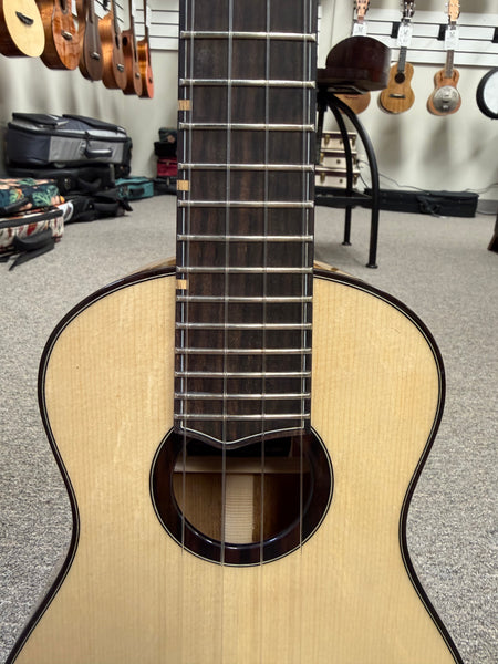 Oli L2-CSMR Solid Spruce/Myrtle Concert Ukulele w/Case
