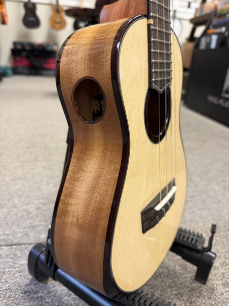 Oli L2-CSMR Solid Spruce/Myrtle Concert Ukulele w/Case