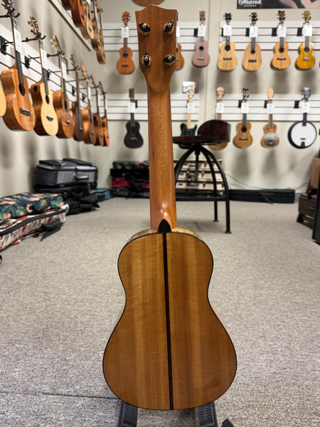 Oli L2-CSMR Solid Spruce/Myrtle Concert Ukulele w/Case