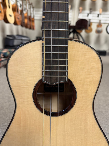 Oli L2-BSMR Solid Spruce/Myrtle Baritone Ukulele w/Case