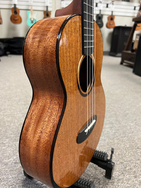 KALA KA-CT-SMH-BG Solid Mahogany Baritone Ukulele w/Case - Contour Series