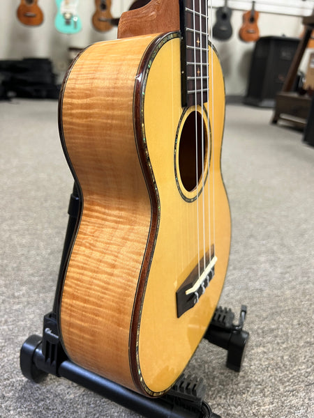 HUG SSF-TG Solid Spruce/Flamed Maple Tenor Ukulele