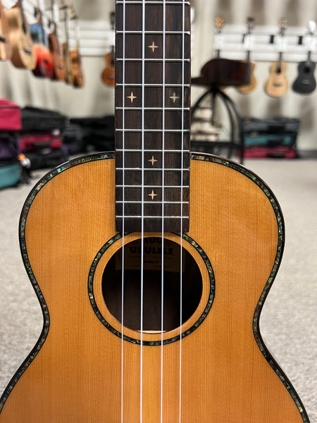 HUG SCR-TG Solid Cedar/Rosewood Tenor Ukulele