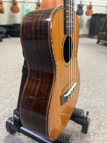 HUG SCR-CG Solid Cedar/Rosewood Concert Ukulele - B-Stock Finish Flaw