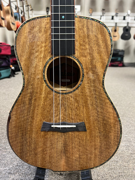 Makaio MSMB-20 Solid Spalted Mango Baritone Ukulele w/Case - Comfort Contour Armrest