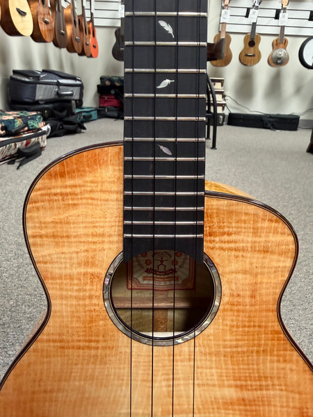 aNueNue UT-166HS Solid Maple/Cedar/Mango Tenor Ukulele w/Case - Honey Sunburst