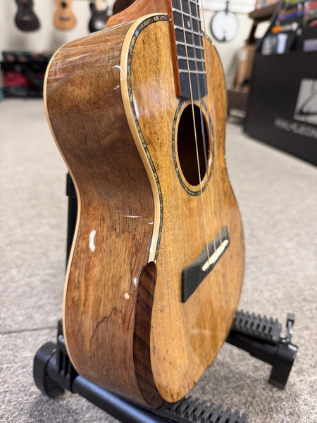 Makaio MSMC-20 Solid Spalted Mango Concert Ukulele w/Case - Rosewood Comfort Armrest