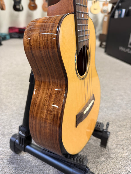 Flight Voyager Concert Electric Ukulele w/Case - Royal Series - Solid Spruce/Solid Acacia