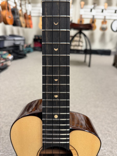aNueNue UT-200 Solid Spruce-Rosewood Tenor Ukulele w/Case - Moon Bird Series