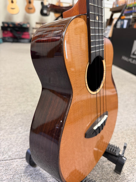 aNueNue UT-214E Cedar Bird Electric Tenor Ukulele w/Case - Solid Cedar/Rosewood
