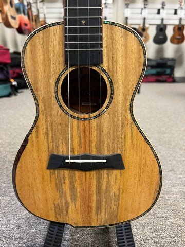 Makaio MSMC-20 Solid Spalted Mango Concert Ukulele w/Case - Rosewood Comfort Armrest