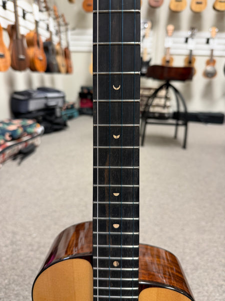 aNueNue UB-200 Baritone Ukulele w/Case - Moon Bird Series -  Solid Spruce/Solid Rosewood