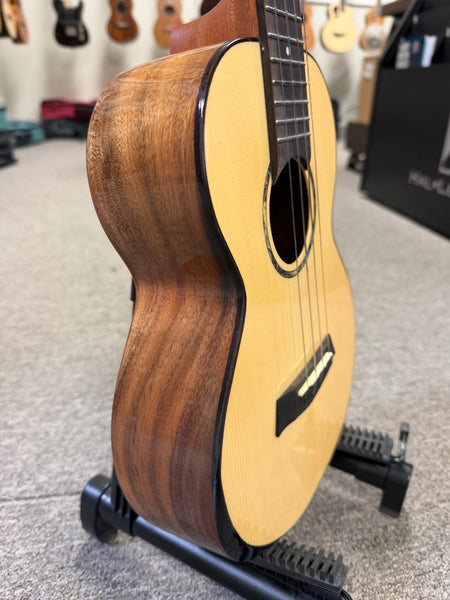 Flight Voyager Tenor Electric Ukulele w/Case - Royal Series - Solid Spruce/Solid Acacia