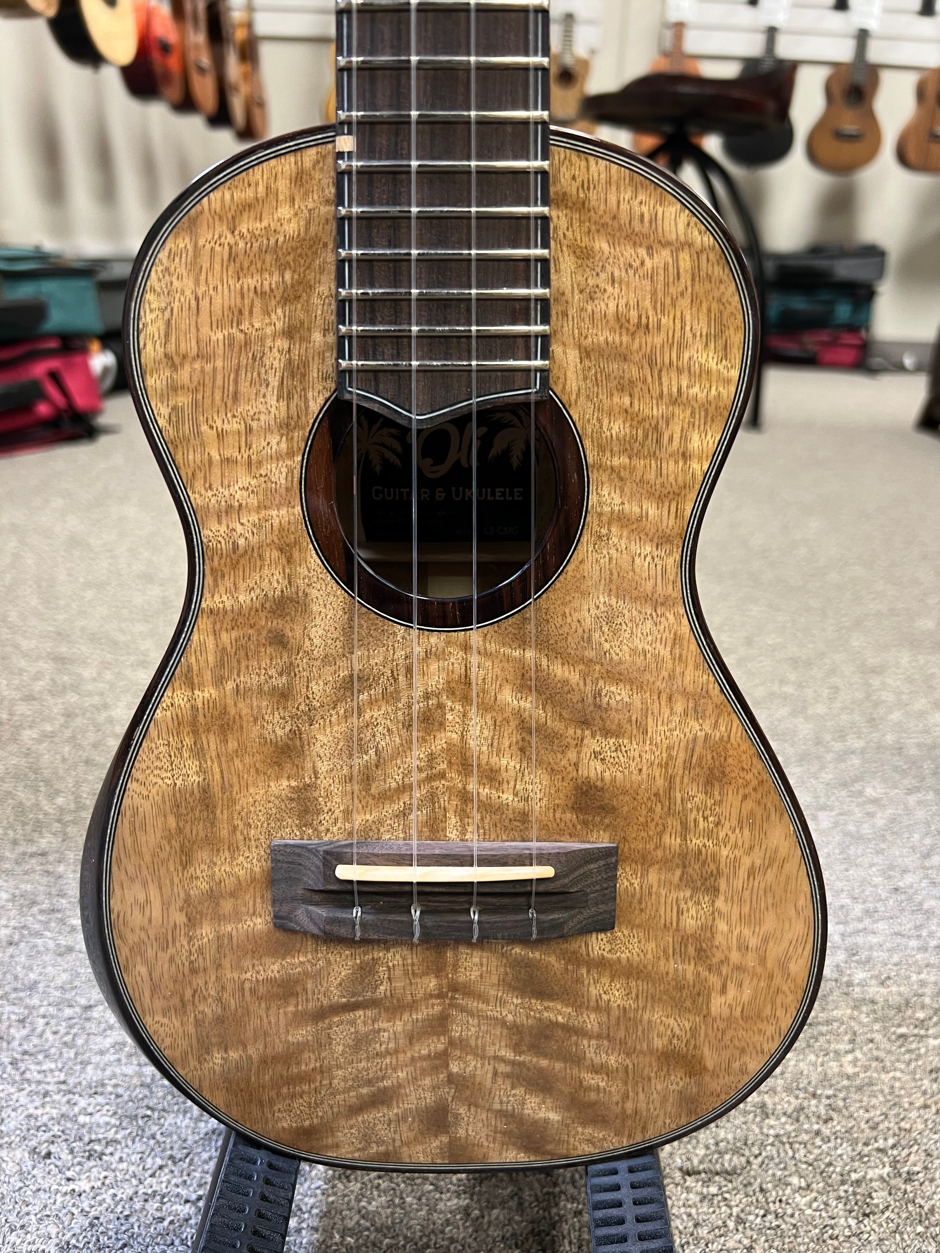Oli L2-CMG Solid Mango Concert Ukulele w/Case
